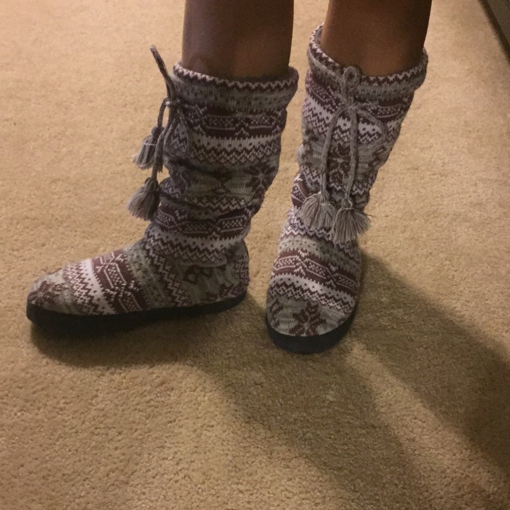 Like new! MUK LUKS mauve grey and white slippers!