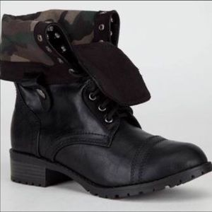 Combat boots