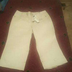 Wide leg, cuffed, flatfront 21" capri khaki/chino