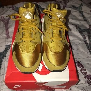 Bronze Nike Huaraches