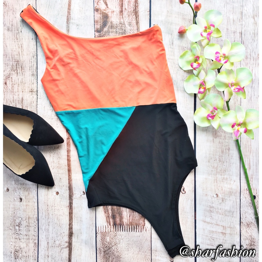 💃🏽Show off a cold shoulder in this bodysuit.