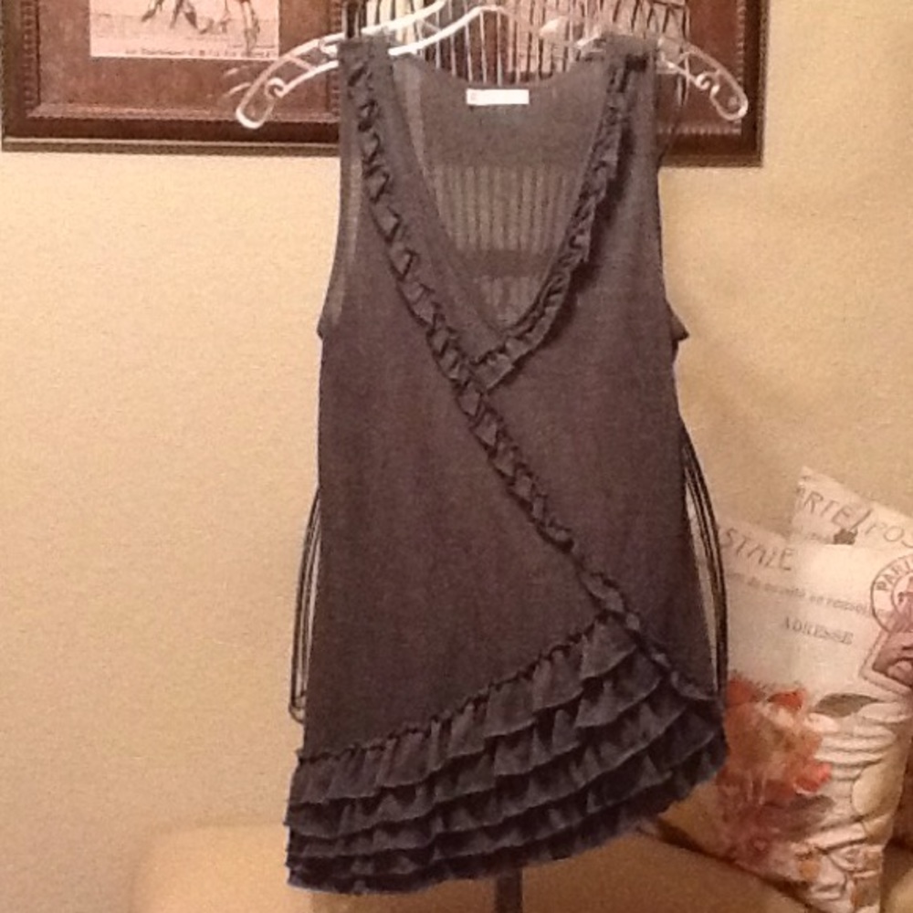 Hinge ruffle tee