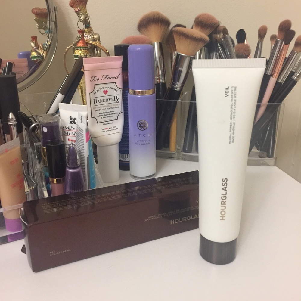 Hourglass veil mineral primer