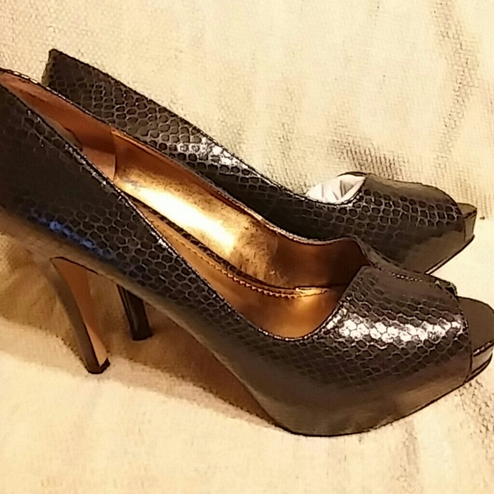 Shoes - Picture 4 of 5