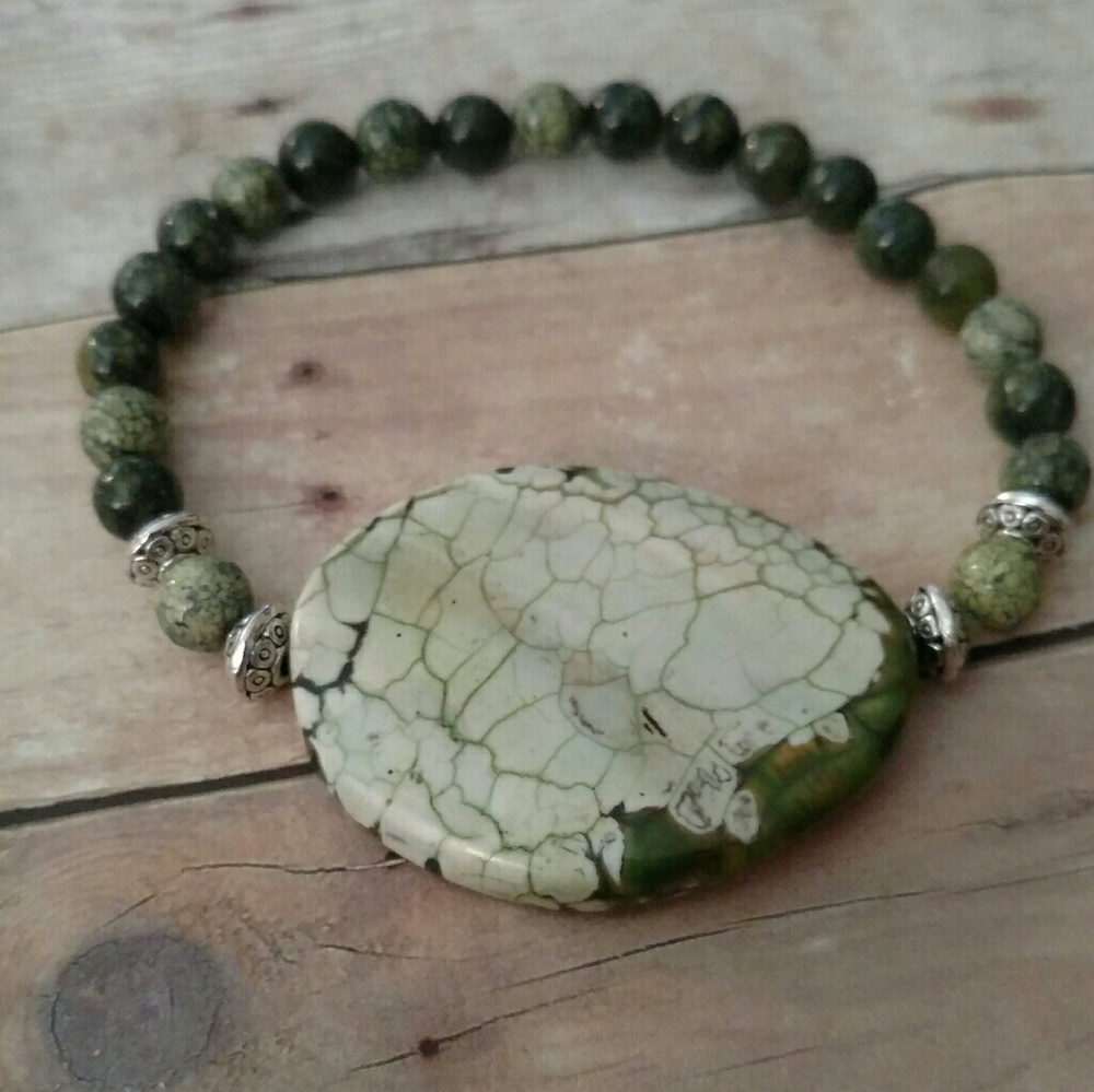 Beautiful green agate pendant with gemstone beads