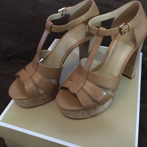 Michael Kors Mercer Platform - Picture 3 of 3