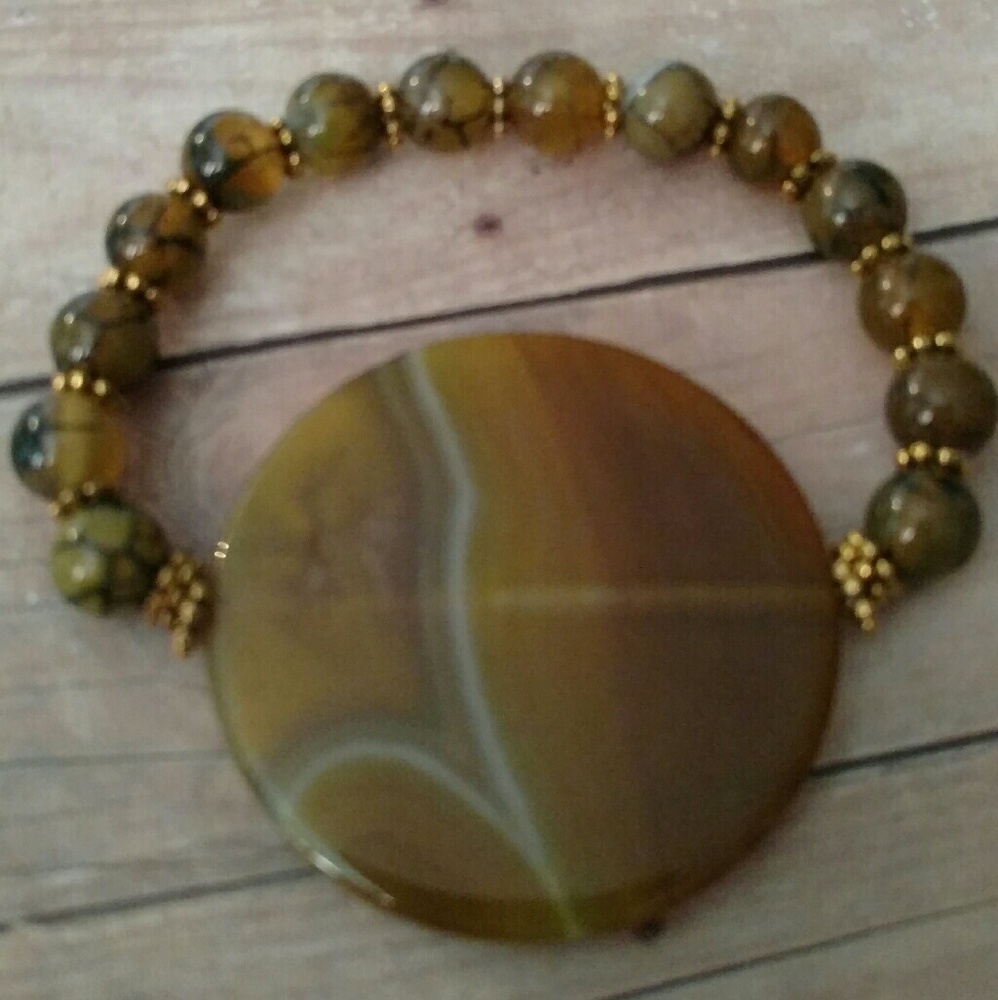 Large agate pendant bead with dragon vein beads