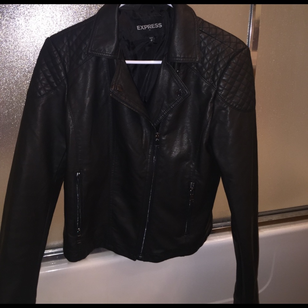 ✨FINAL SALE✨Black faux leather jacket