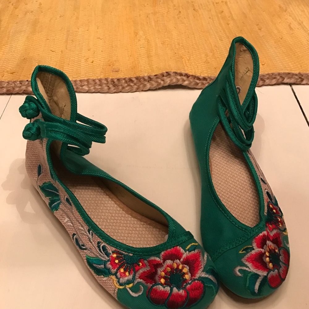 Awesome green shoes with embroidered flowers.