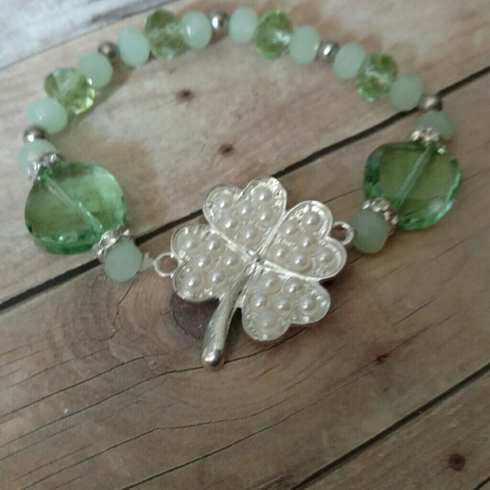 Pearl four leaf clover stretchy Bracelet