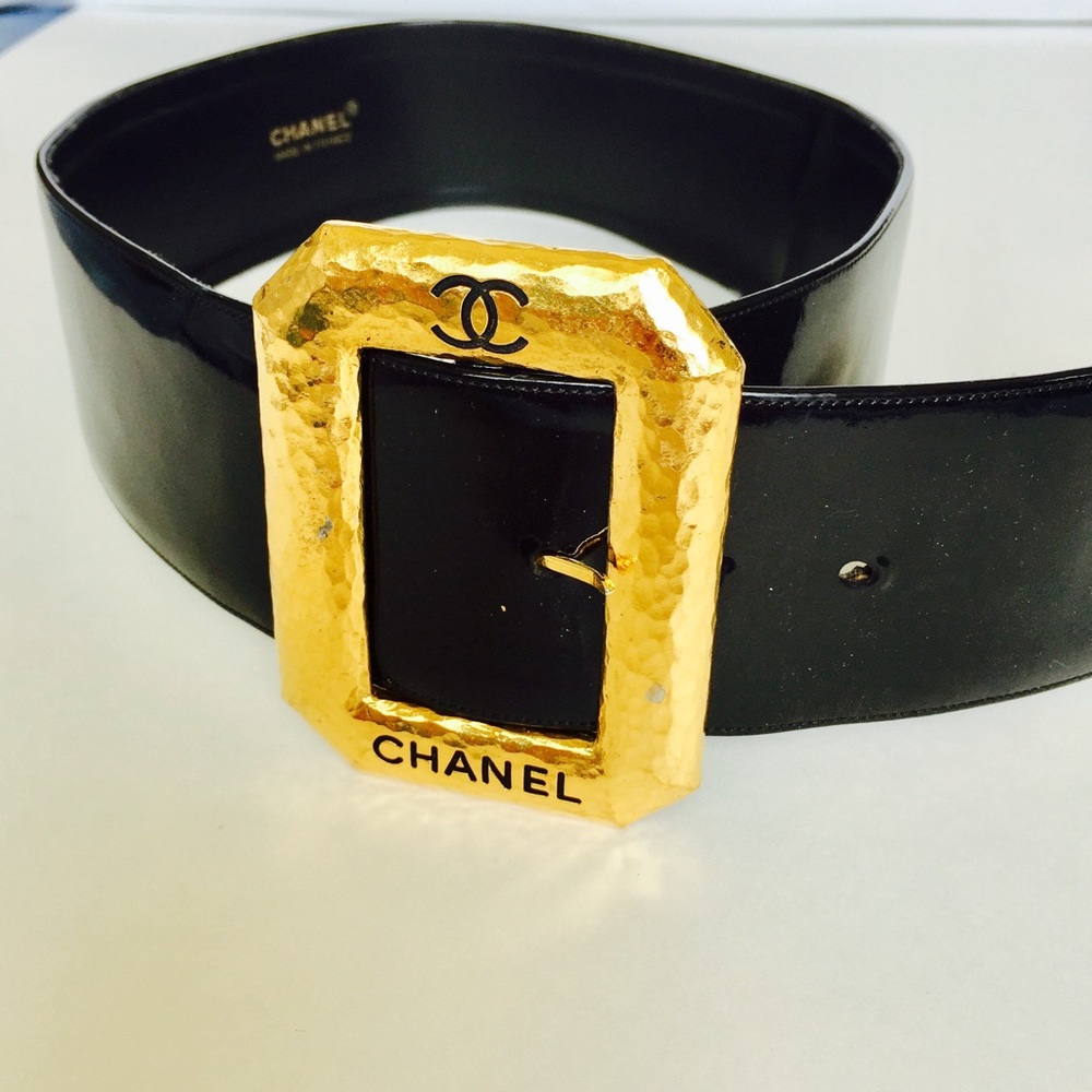Vintage CHANEL patented leather belt
