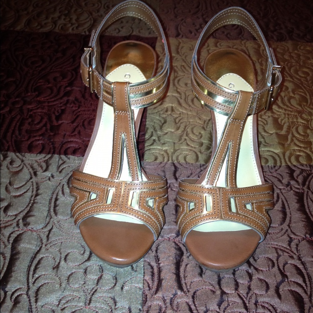 Gianni Bini Platform Gold/Black heels 6.5