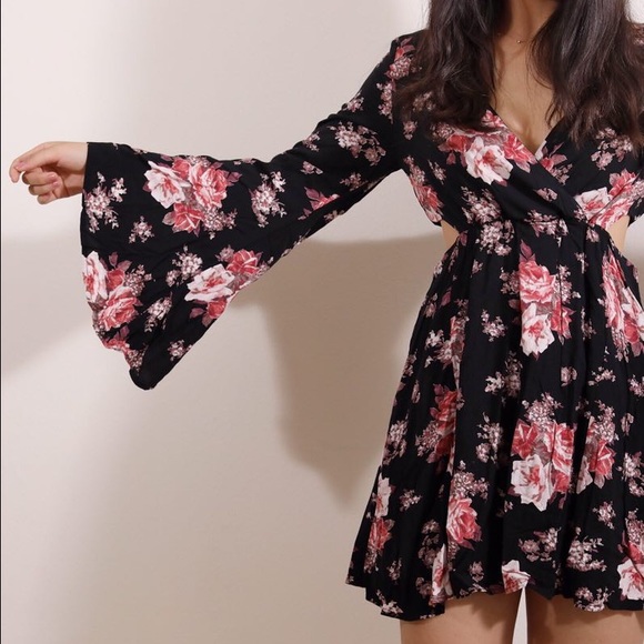 🌟NEW🌟 Super Sexy floral dress with fun sleeves😊 - Picture 2 of 4