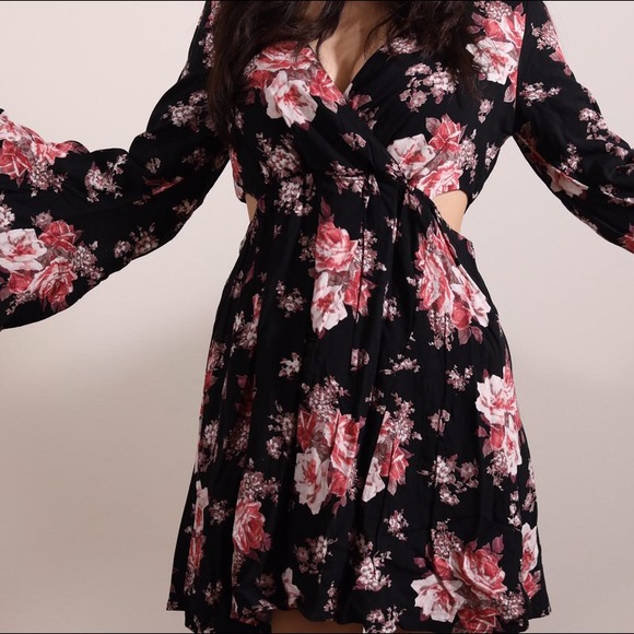 🌟NEW🌟 Super Sexy floral dress with fun sleeves😊 - Picture 3 of 4