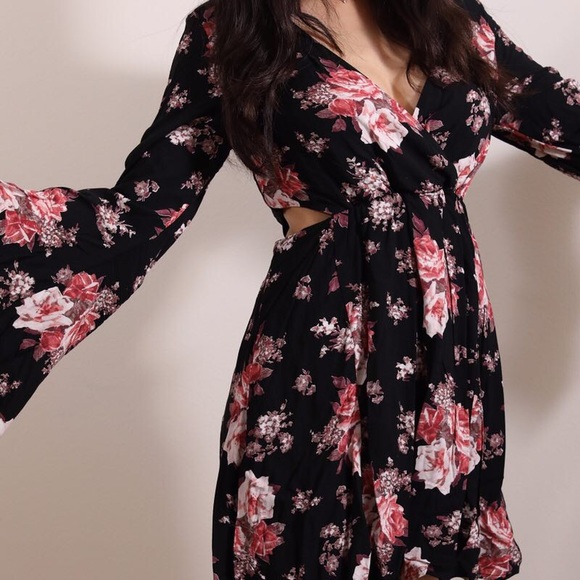 🌟NEW🌟 Super Sexy floral dress with fun sleeves😊 - Picture 4 of 4