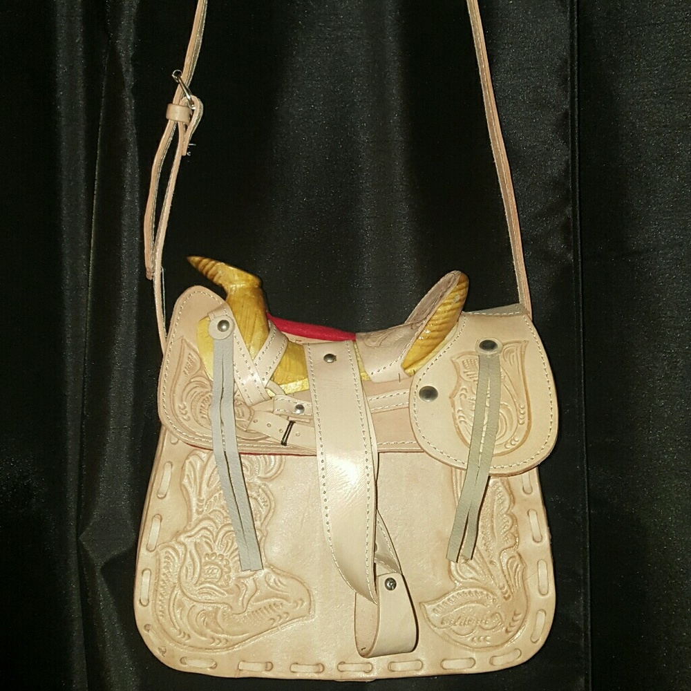 Saddle purse