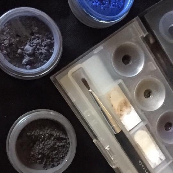 Bare Minerals Eye Shadow collection - Picture 2 of 4