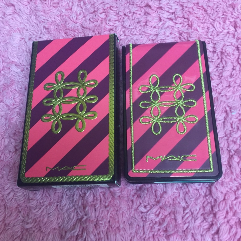 💖MAC NUTCRACKER SWEET PEACH FACE COMPACT💖