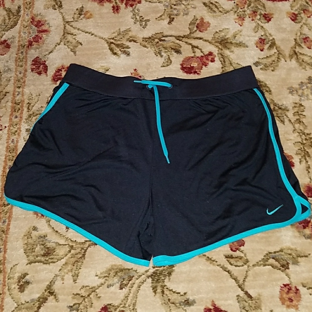 (L) Nike Shorts