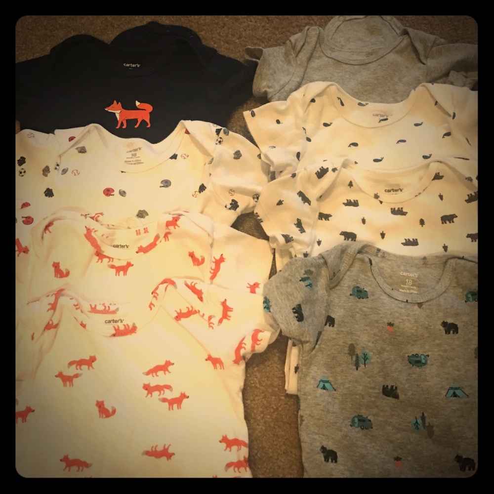 (8) 18 months Boys Onesies Mint condition Carters