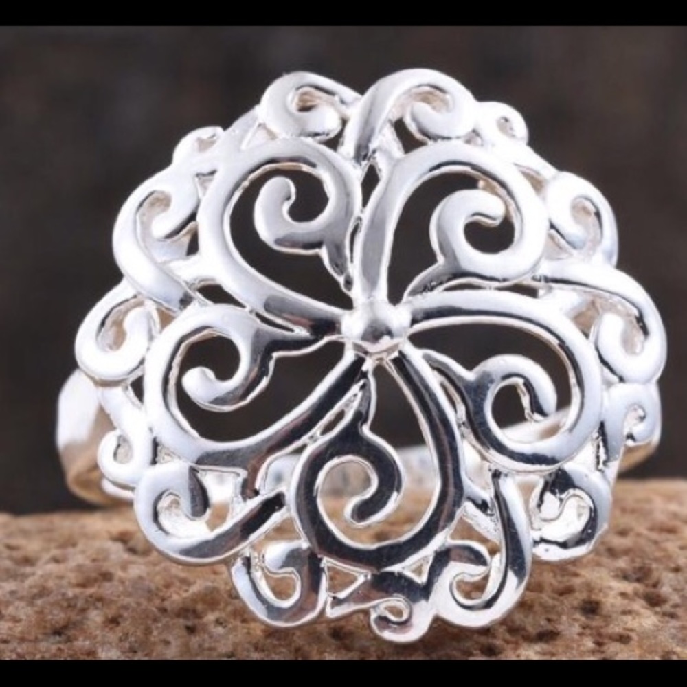 9.25 Sterling silver ring size 7 NWT. Gift boxed