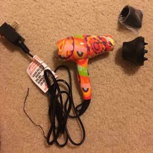 Amika mini blow driver with attachments