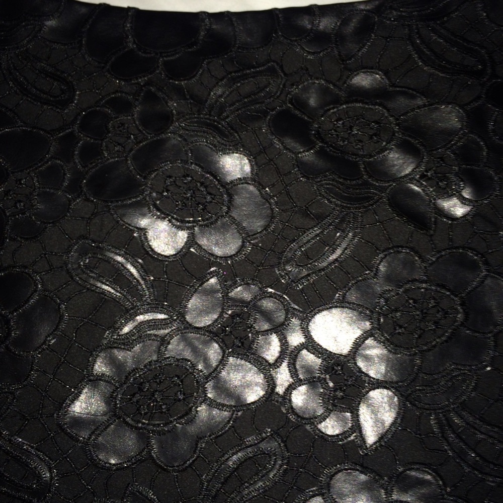 BLACK NETTED FLORAL SKIRT - Picture 2 of 4