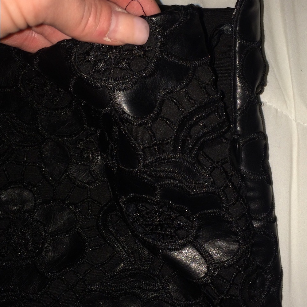 BLACK NETTED FLORAL SKIRT - Picture 3 of 4