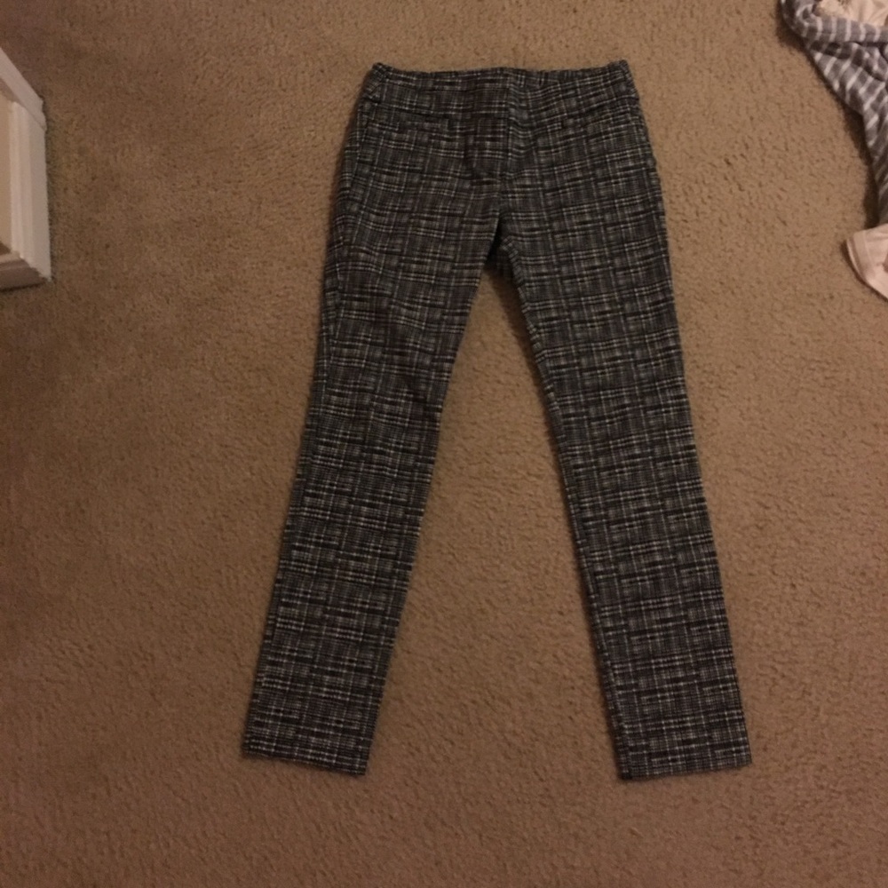 Loft Black and white patterned skinny slacks