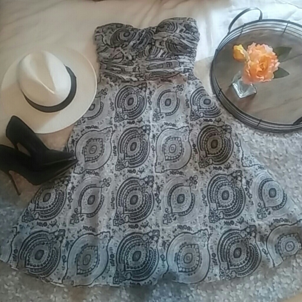 WHBM - GORGEOUS FLOWY, FLATTERING DRESS - Picture 1 of 5