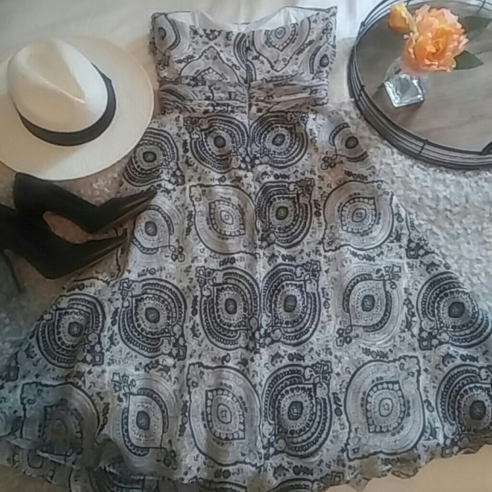 WHBM - GORGEOUS FLOWY, FLATTERING DRESS - Picture 4 of 5