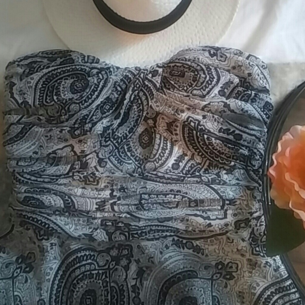 WHBM - GORGEOUS FLOWY, FLATTERING DRESS - Picture 2 of 5
