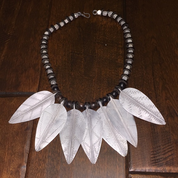 Leaf statement necklace - Picture 4 of 6