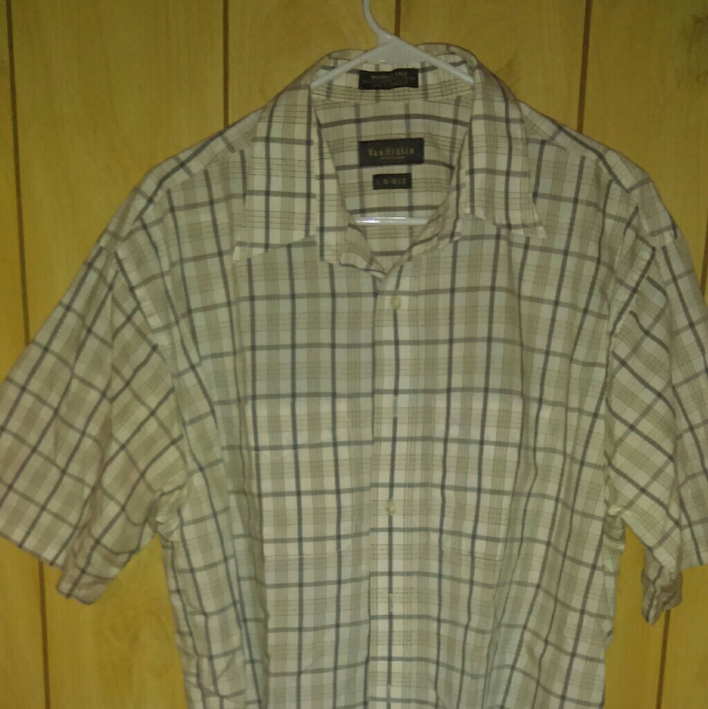 Wrinkle free van heusen button up shirt