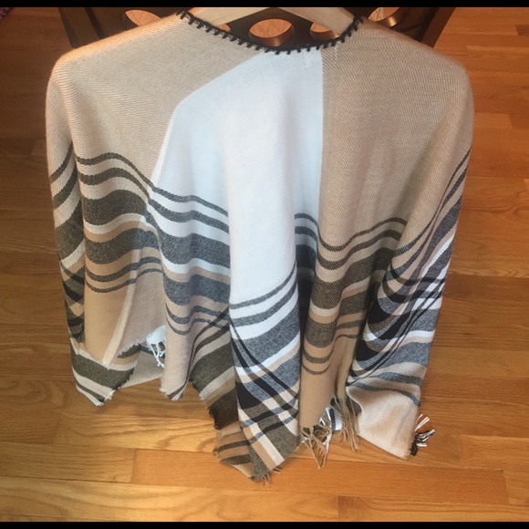 Cape like top never worn - Picture 3 of 3