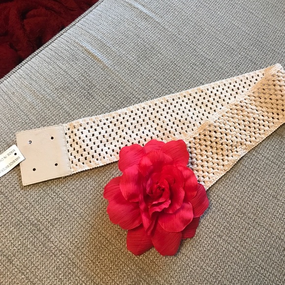 Accessories - NWT! Flower cinch belt!