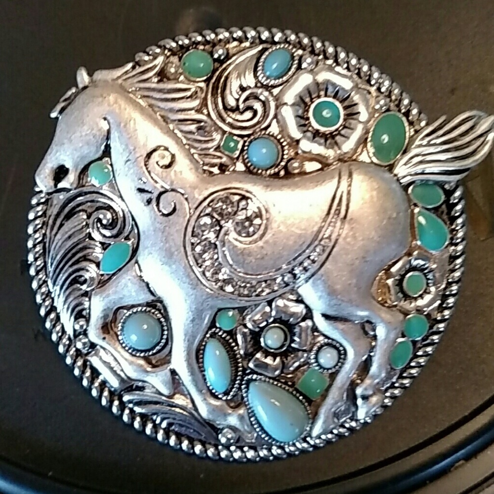 Horse pendant with magnetic snap