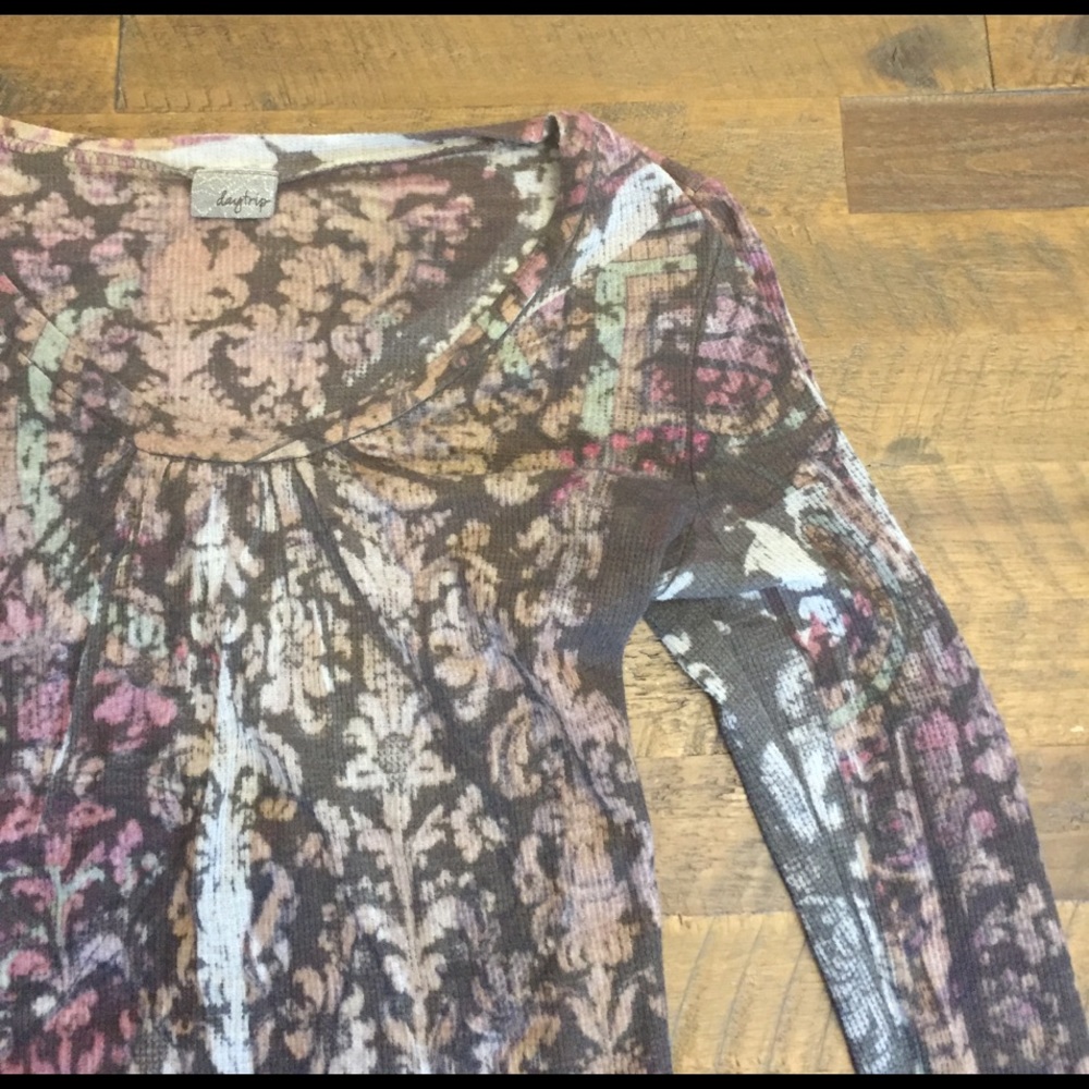 Long-sleeve, scoop neck Daytrip t-shirt!