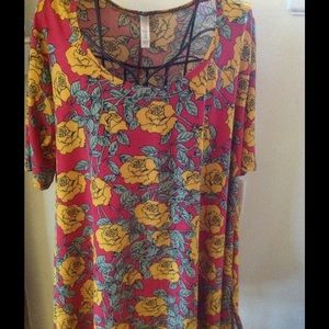 Lularoe Perfect Tee xl Roses leggings material