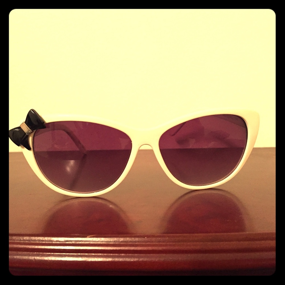 Women's White Sunglasses w Charming Black Bow