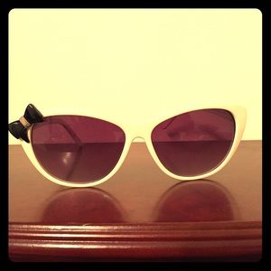 Women's White Sunglasses w Charming Black Bow