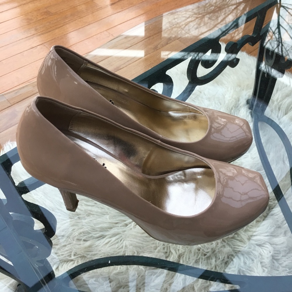 Oh, so in-style tan heels 👠 Sz 7.5