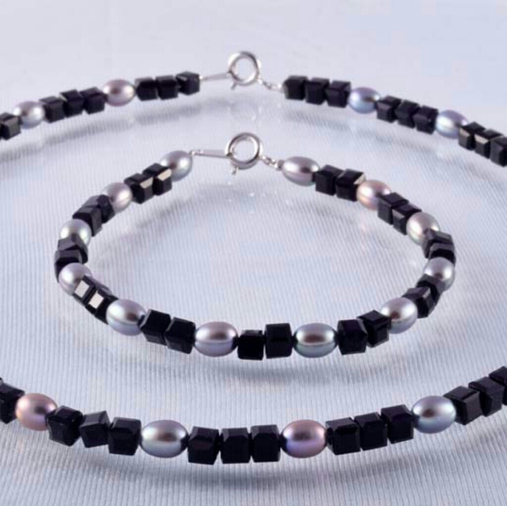Matching freshwater pearl necklace and bracele set