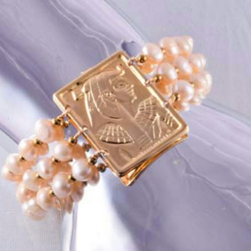 Nefertiti and pearl bracelet