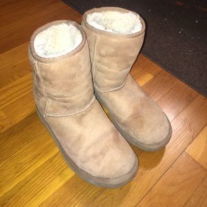 Short Chestnut size 8 Ugg boots