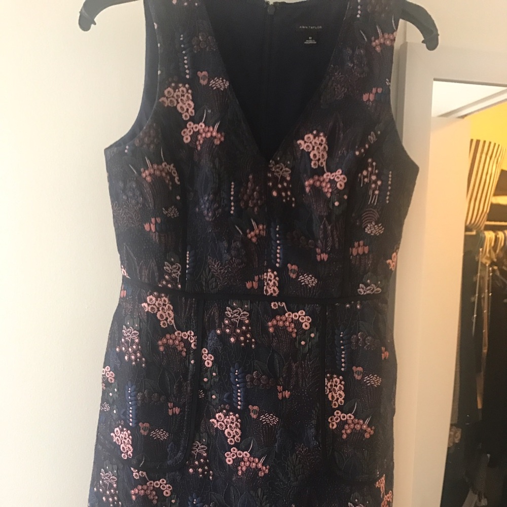 Navy sleeveless dress with jacquard pink florals