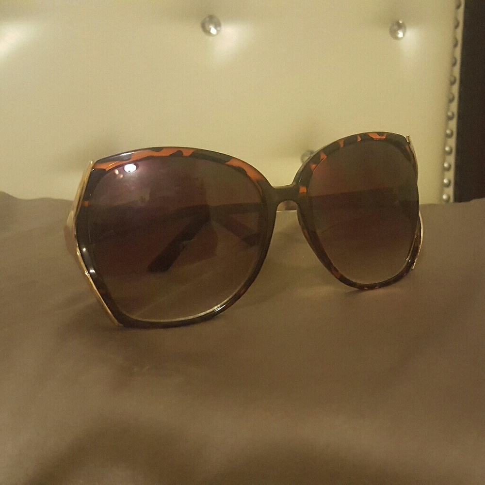 Jessica Simpson sunglasses