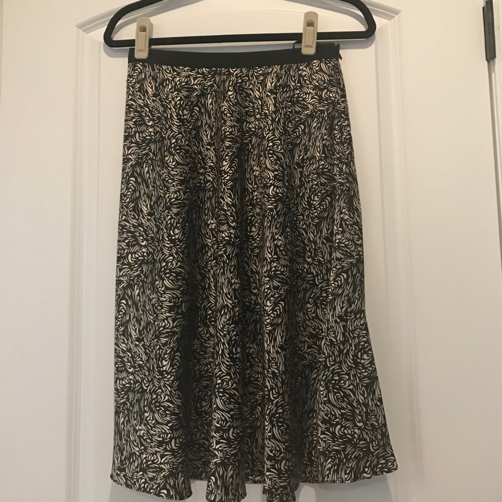 Banana Republic Black and cream silk skirt