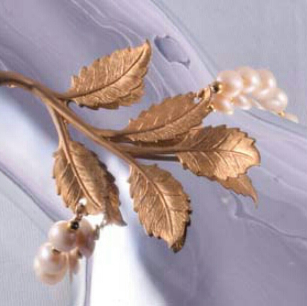 Leaf and pearl bracelet