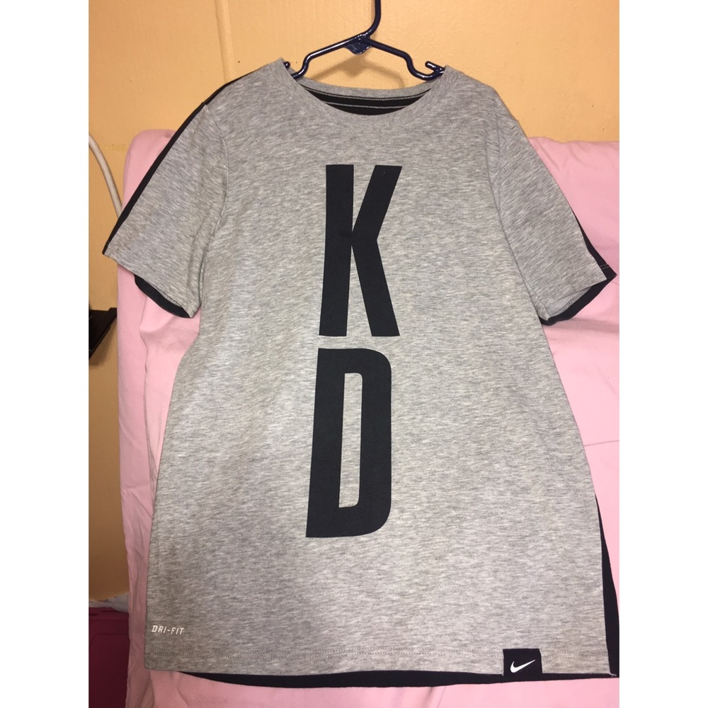 KEVIN DURANT KD GREY AND BLACK T-SHIRT BOYS MEDIUM